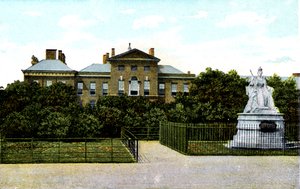 Palais de Kensington et statue de la reine Victoria, Londres, 20ème siècle