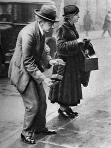 Joueur de concertina au bord du trottoir, Holborn, Londres, 1926-1927