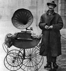 Joueur de gramophone au bord du trottoir, Holborn, Londres, 1926-1927
