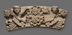 Clef de voûte : Buste féminin dans un médaillon soutenu par des anges, 400s