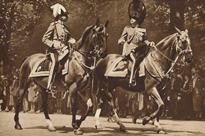 Le roi Édouard à la tête de la brigade des gardes, se tourne, imperturbable, pour s