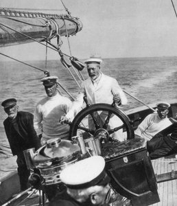 Le roi George V à la barre de son yacht Britannia, vers 1930