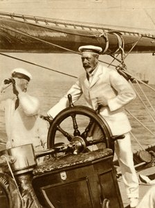 Le roi George V à la barre de son yacht, Britannia, pendant la semaine de régates de Cowes - Unbekannt