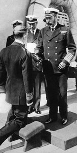 Le roi George V fait chevalier le vice-amiral Pakenham à bord du HMS Princess Royal, c1930s - Unbekannt