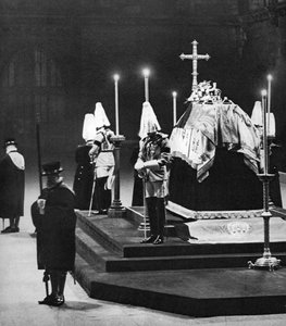 Le roi George V en état à Westminster Hall, Londres, janvier 1936