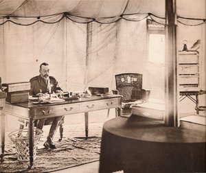 Le roi George avec son perroquet de compagnie