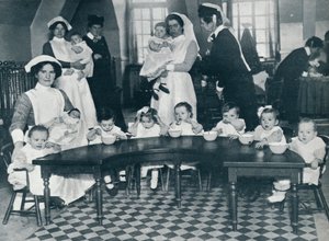 Crèche de Kingsway Hall pour les enfants dont les pères sont à la guerre et les mères travaillent, 1914 - Unbekannt