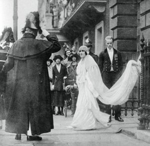 Lady Elizabeth Bowes-Lyon en route pour se marier à l