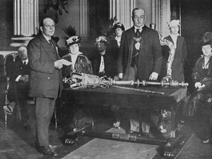 Lieut. Bell, R.N.R., capitaine du Thordis, présenté par le Lord Maire de Londres avec le r