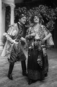 Lily Elsie et Joseph Coyne dans La Veuve joyeuse, vers 1907