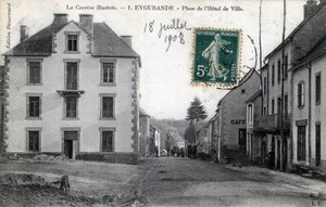 Limousin, Corrèze (19), Eygurande : vue de la Place de l