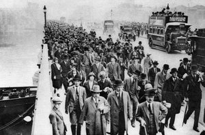 Heure de pointe sur le London Bridge, Londres, 1926-1927