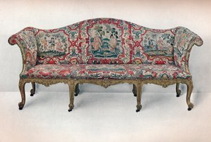 Long canapé rembourré: en forme de serpentine, sculpté et doré, vers 1750