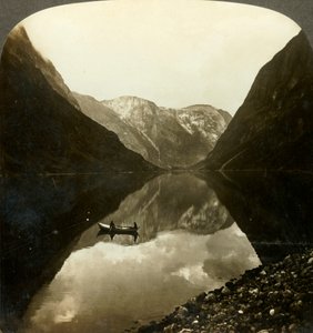 Regardant vers le profond et calme Naerofjord, près de Gudvangen, Norvège, c1905