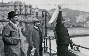 Louis Blériot sur la jetée à Douvres après son vol à travers la Manche