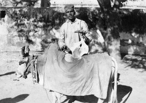 Homme avec une vache déformée, Inde, 1916-1917