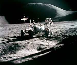 Vol spatial habité, USA, Apollo 15 astronaute Apollo 15 James Irwin, avec le Lunar Rover