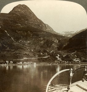 Marok et les hauteurs géantes derrière lui, S.S.E. depuis le Geirangerfjord, Norvège, vers 1905