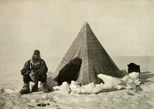 Marshall devant une tente, au camp, vers 1908, 1909 - Unbekannt