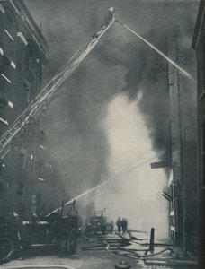 Forces massives des pompiers modernes contre un incendie urbain