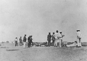 Hommes à un stand de tir, XXe siècle
