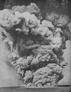 Nuage méphitique craché par la bouche du Kilauea, vers 1935