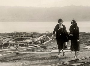 Millicent Veronica Willison, épouse de William Randolph Hearst, visitant les travaux de récupération des navires romains anciens du lac de Nemi, vers 1930