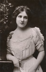 Mademoiselle Edna May, 1878-1948, vers 1930