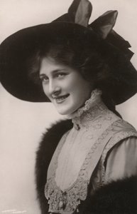 Mademoiselle Phyllis Dare, 1890-1975, vers 1930 - Unbekannt
