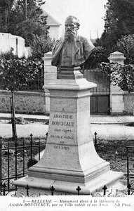 Monument à Aristide Boucicaut devant sa maison dans sa ville natale de Bellême, France
