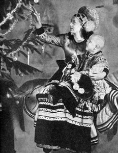 Mère et enfant avec arbre de Noël, peuple Matyo, Miskole, Hongrie, 1936