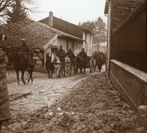 Soldats français montés avec artillerie, vers 1914-1918