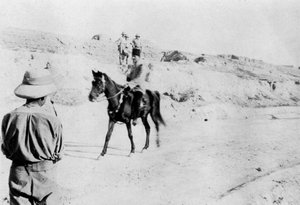 Officier turc monté quittant Mossoul, Mésopotamie, Première Guerre mondiale