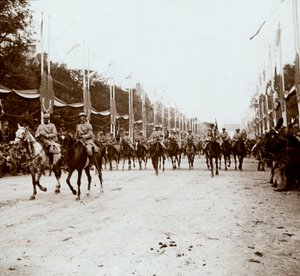 Officiers montés, défilé de la victoire, Paris, France, vers 1918-1919