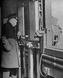 M. Churchill sur le pont du navire de guerre, 1943-44