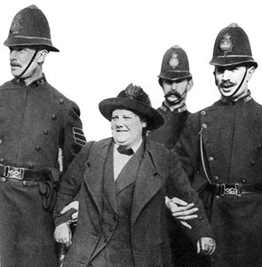 Mme Flora Drummond, arrêtée à Hyde Park, Londres, 1914, 1935