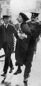 Mme Pankhurst, arrêtée devant le palais de Buckingham, Londres, 1914, 1935