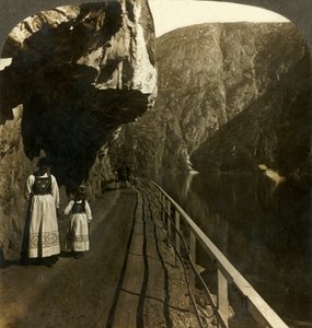 Étroite corniche rocheuse où passe la route vers les chutes de Vøring, près du lac Oifjords, Norvège, vers 1905