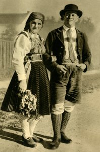 Jeunes mariés en costume traditionnel, Carinthie, Autriche, vers 1935