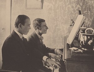 Nijinsky et Maurice Ravel au piano jouant une partition de Daphnis et Chloé