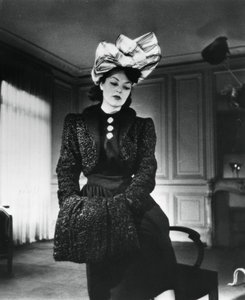 Tenue Nina Ricci portée par le mannequin Gabrielle, France, janvier 1943