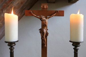 Obersteinbach, Bas-Rhin, France, le 29/5/2014 - Bougies et crucifix. Temple luthérien.