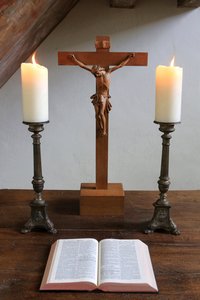 Obersteinbach, Bas-Rhin, France, le 29/5/2014 - Bougies, crucifix et Bible. Temple luthérien.