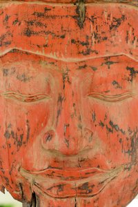 Ancien Bouddha en bois. Offrandes au temple Wat Phnom. Siem Reap Cambodge