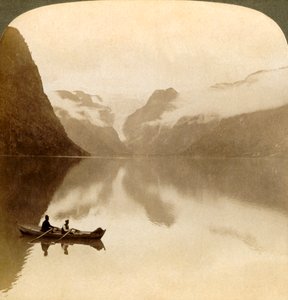 Sur le lac sombre Olden, entre des montagnes couvertes de nuages, vers le glacier Maelkevold, Norvège, 1905 - Unbekannt