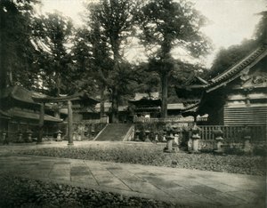 Un des nombreux temples à Nikko, Japon, site de pèlerinage des sanctuaires sacrés, 1936