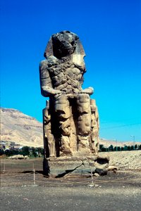 Un des Colosses de Memnon, près de la Vallée des Rois, Égypte, 14ème siècle av. J.-C. - Unbekannt