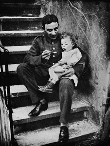 Un des nouveaux soldats se rendant utile dans son cantonnement, 1915