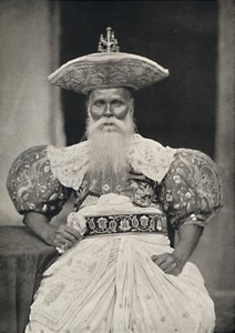 Ortsvorstand à Kandy en costume ancien cinghalais, 1926 - Unbekannt