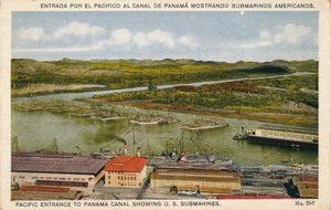 Entrée pacifique du canal de Panama montrant des sous-marins américains, vers 1920